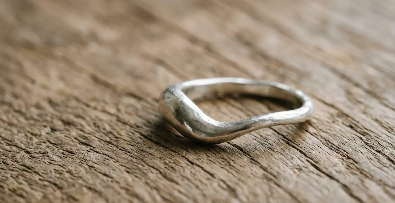 Detailansicht eines asymmetrischen handgefertigten Ringes mit natürlicher organischer Formgebung und lebendiger Oberflächenstruktur