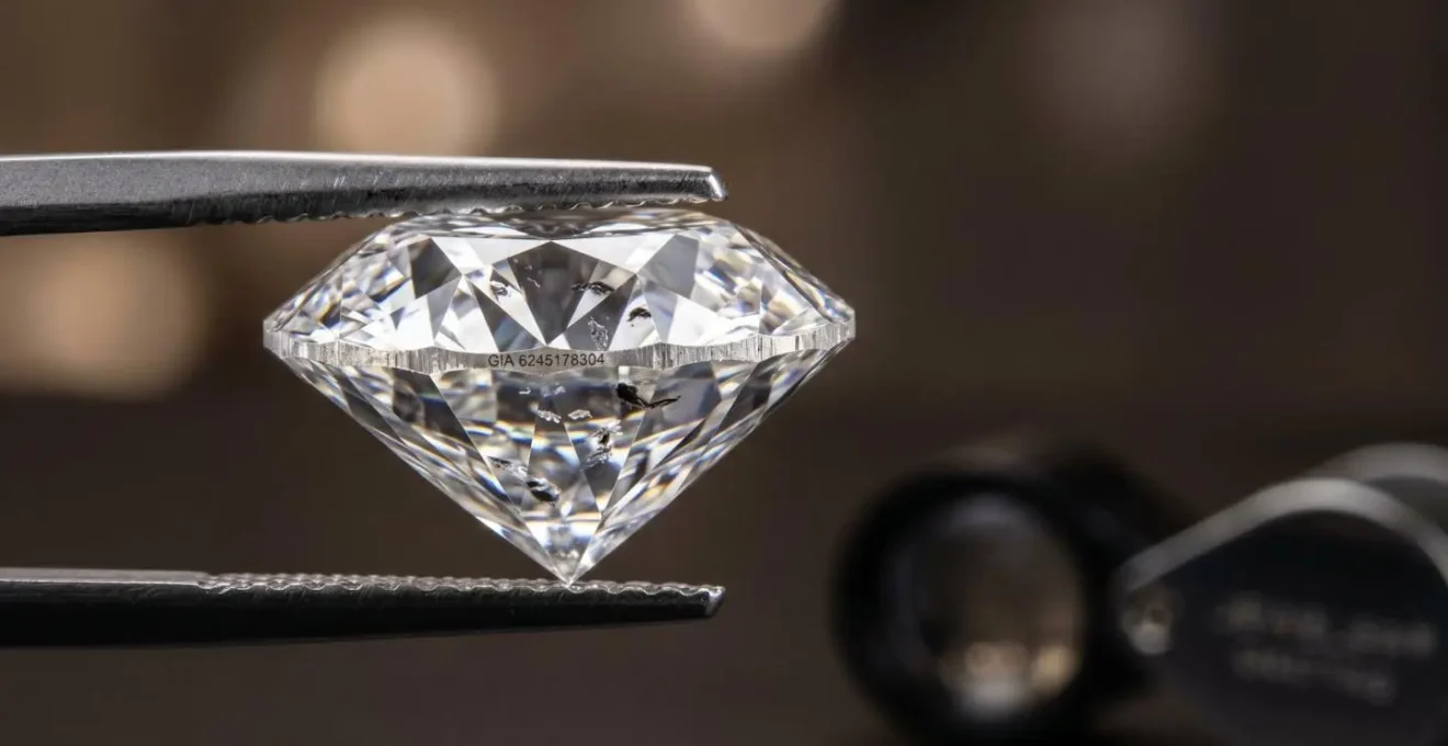 Eine professionelle 10-fach Juwelierlupe zeigt die mikroskopischen Einschlüsse und Lasergravur eines Diamanten in extremer Nahaufnahme