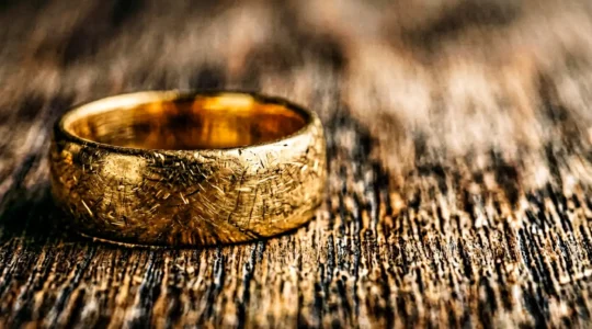 999er Feingold Ring auf Holzoberfläche mit natürlichem Licht