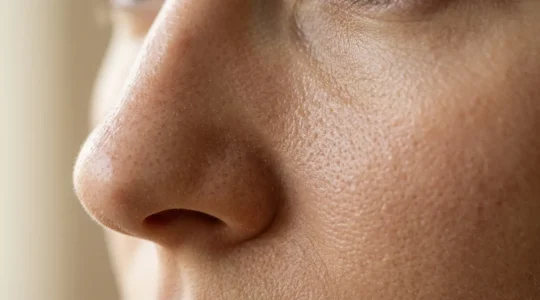 Natürliches Hautbild mit ebenmäßigem Teint und verfeinerten Poren