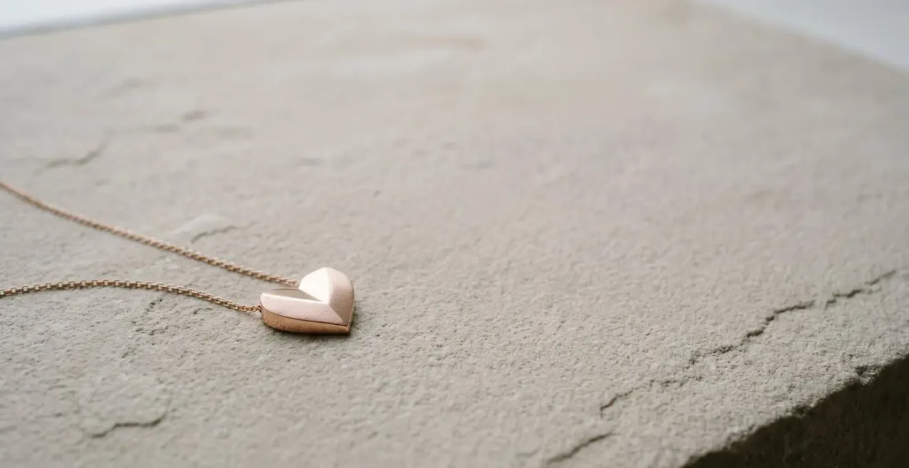 Minimalistischer Herz-Anhänger aus Roségold auf neutralem Hintergrund