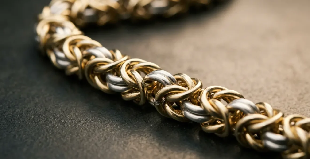 Nahaufnahme einer handgefertigten Königskette aus Deutschland mit komplexer byzantinischer Flechttechnik