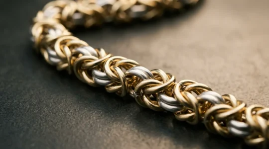 Nahaufnahme einer handgefertigten Königskette aus Deutschland mit komplexer byzantinischer Flechttechnik