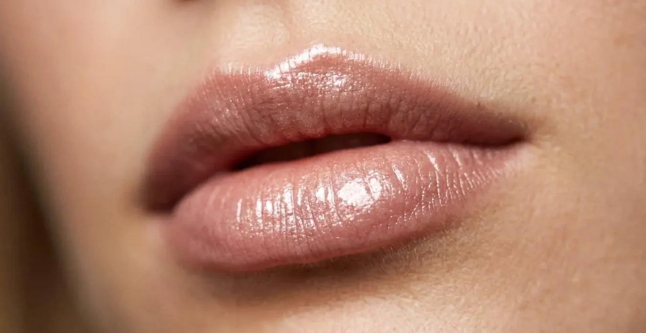 Detailaufnahme des Highlighter-Auftrags auf Amorbogen und Unterlippe für natürlich vollere Lippen