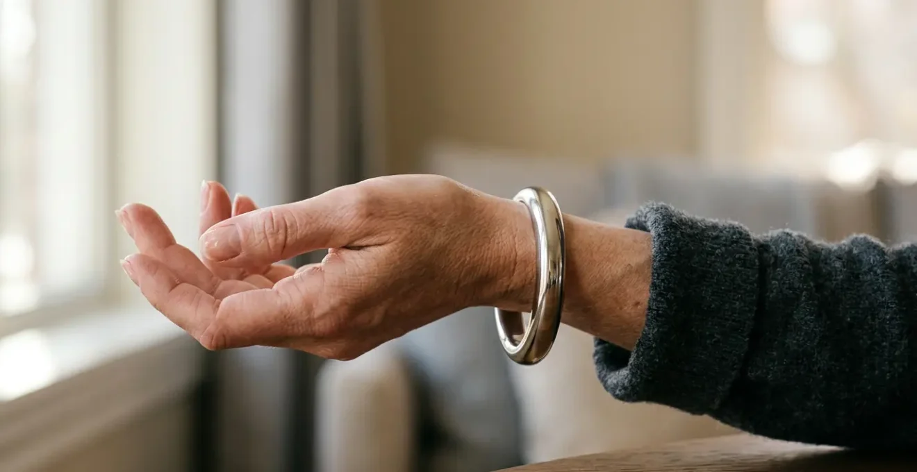 Nahaufnahme eines massiven Platinarmreifs am Handgelenk mit natürlichem Licht und eleganter Ausstrahlung