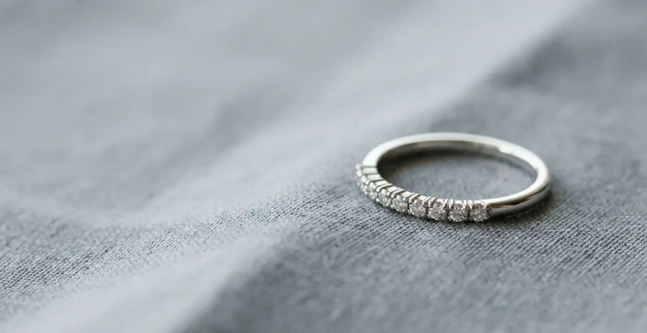 Eleganter Memoire-Ring mit kleinen Diamanten auf neutralem Hintergrund, der budgetfreundlichen Einstieg symbolisiert