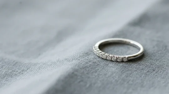 Eleganter Memoire-Ring mit kleinen Diamanten auf neutralem Hintergrund, der budgetfreundlichen Einstieg symbolisiert