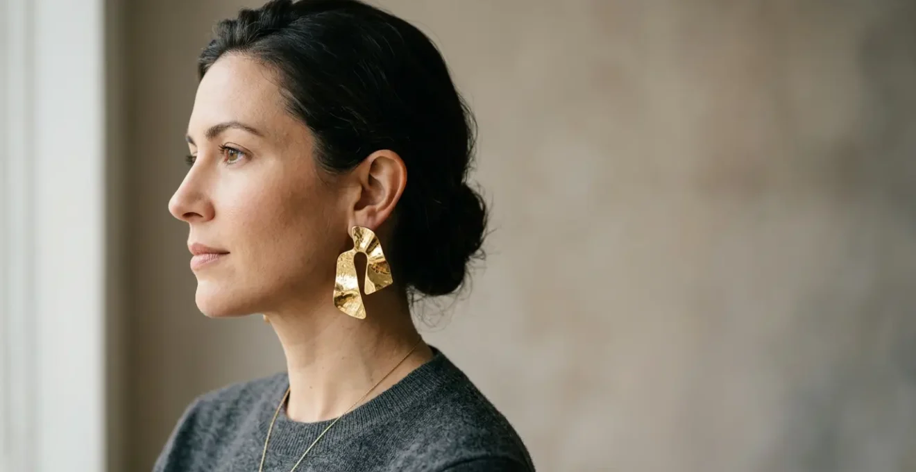 Opulenter Schmuck von der Pariser Fashion Week in alltagstauglicher Inszenierung