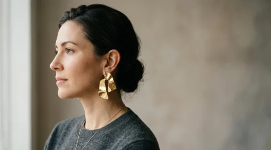 Opulenter Schmuck von der Pariser Fashion Week in alltagstauglicher Inszenierung