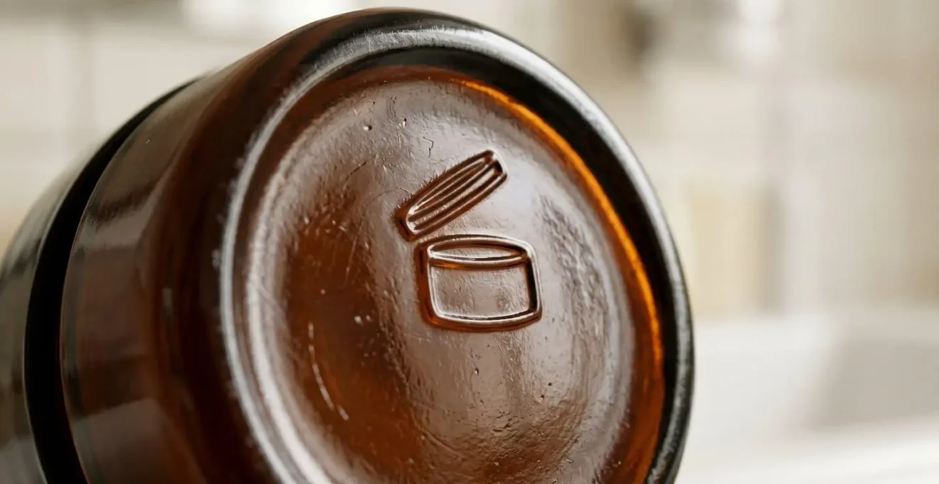 PAO-Symbol auf Naturkosmetik-Verpackung mit Monatsangabe für Haltbarkeit