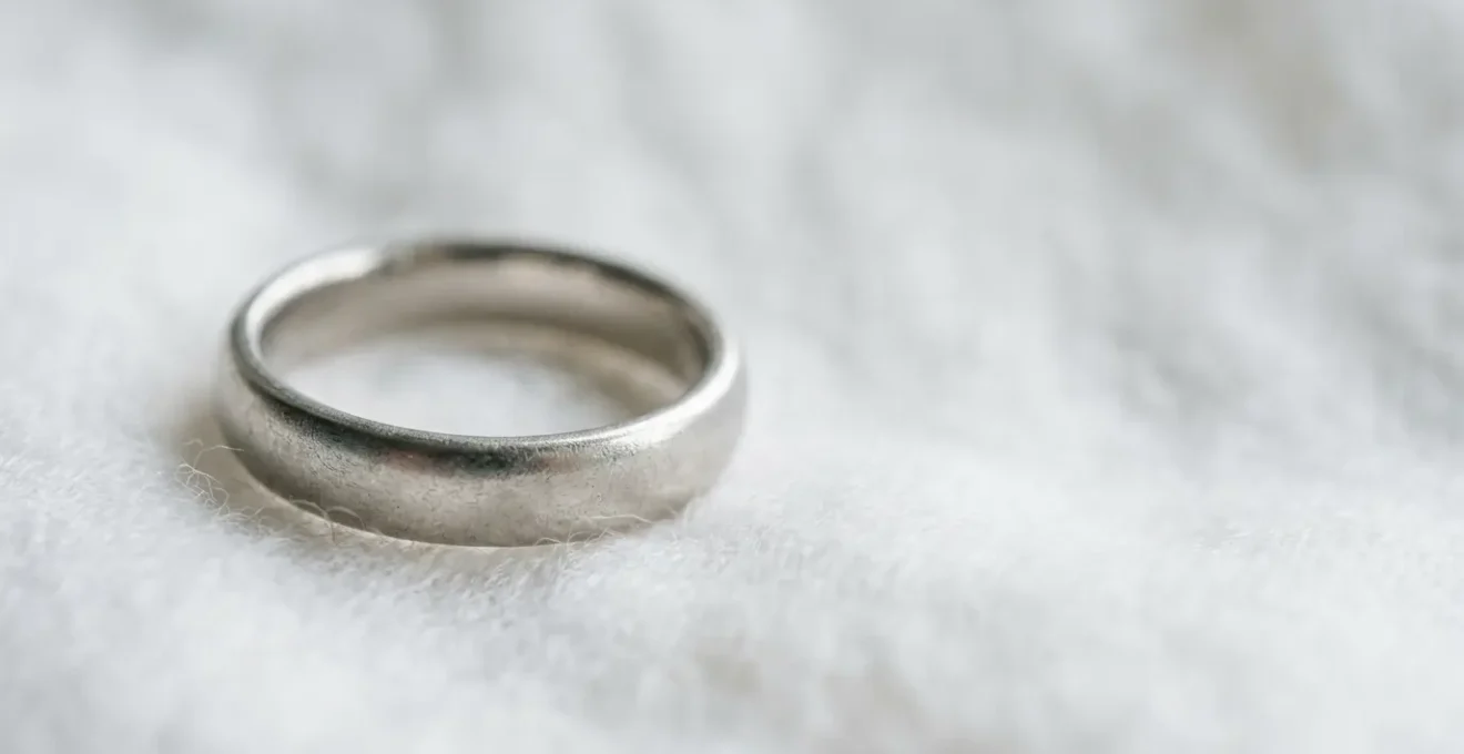 Eleganter Platinring auf weichem Stoff, symbolisiert hypoallergenen Schmuck für empfindliche Haut