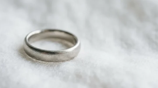Eleganter Platinring auf weichem Stoff, symbolisiert hypoallergenen Schmuck für empfindliche Haut