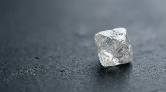 Rohdiamant in natürlicher Kristallform auf minimalem Hintergrund