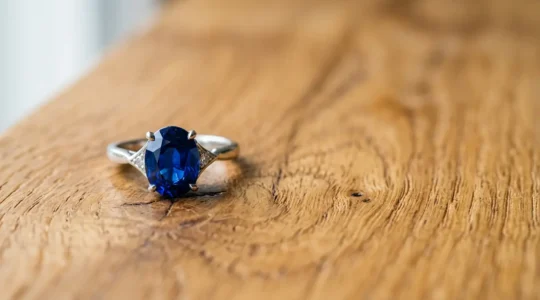 Saphir-Schmuckstück für die Hölzerne Hochzeit nach 5 Jahren Ehe