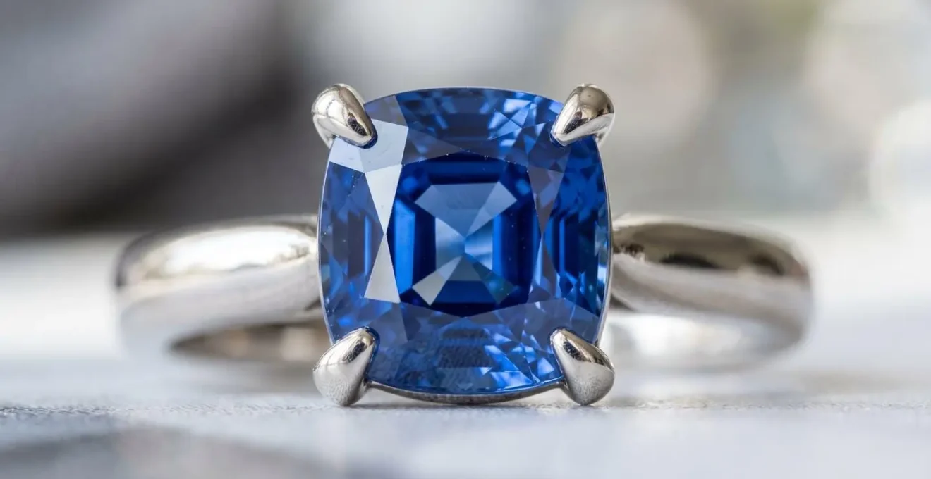 Blauer Saphir in eleganter Weissgold-Fassung als Schmuckstück