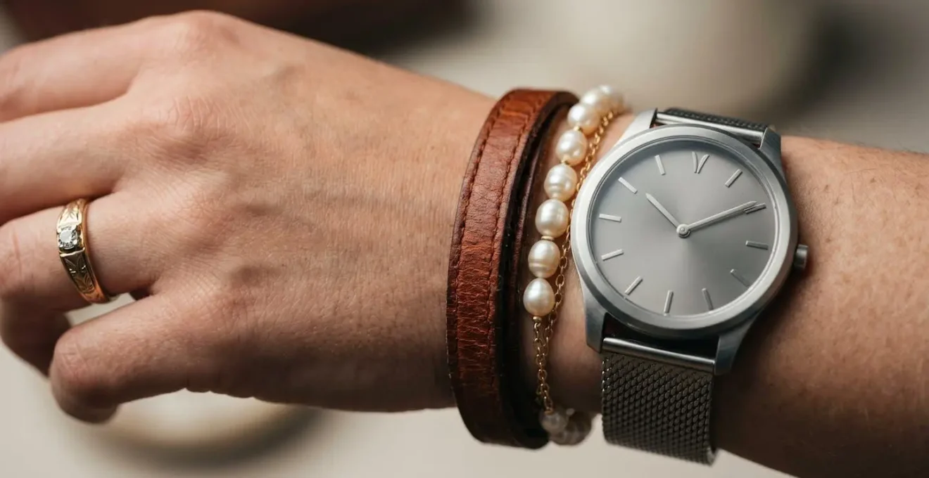 Detailaufnahme eines Set-Rings kombiniert mit unterschiedlichen Armbändern und hochwertiger Uhr