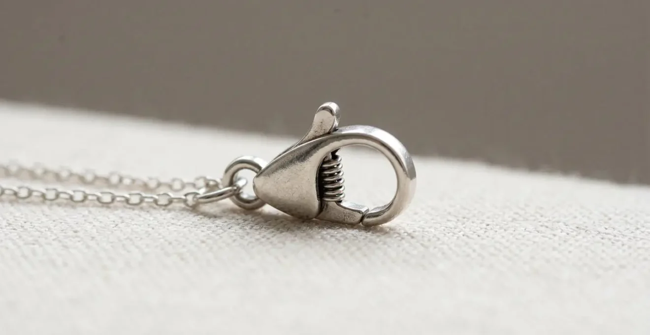 Detailaufnahme eines hochwertigen Schmuckverschlusses an einem Collier