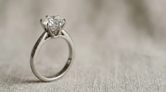 Nahaufnahme eines eleganten Solitärrings mit Diamant auf natürlichem Hintergrund