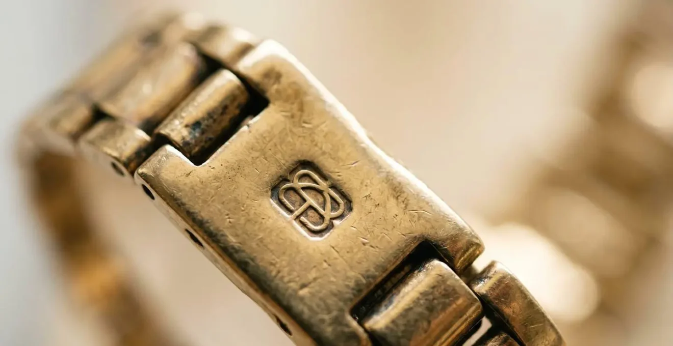 Nahaufnahme von Vintage-Schmuckstück zeigt authentische Patina und Herstellerpunze
