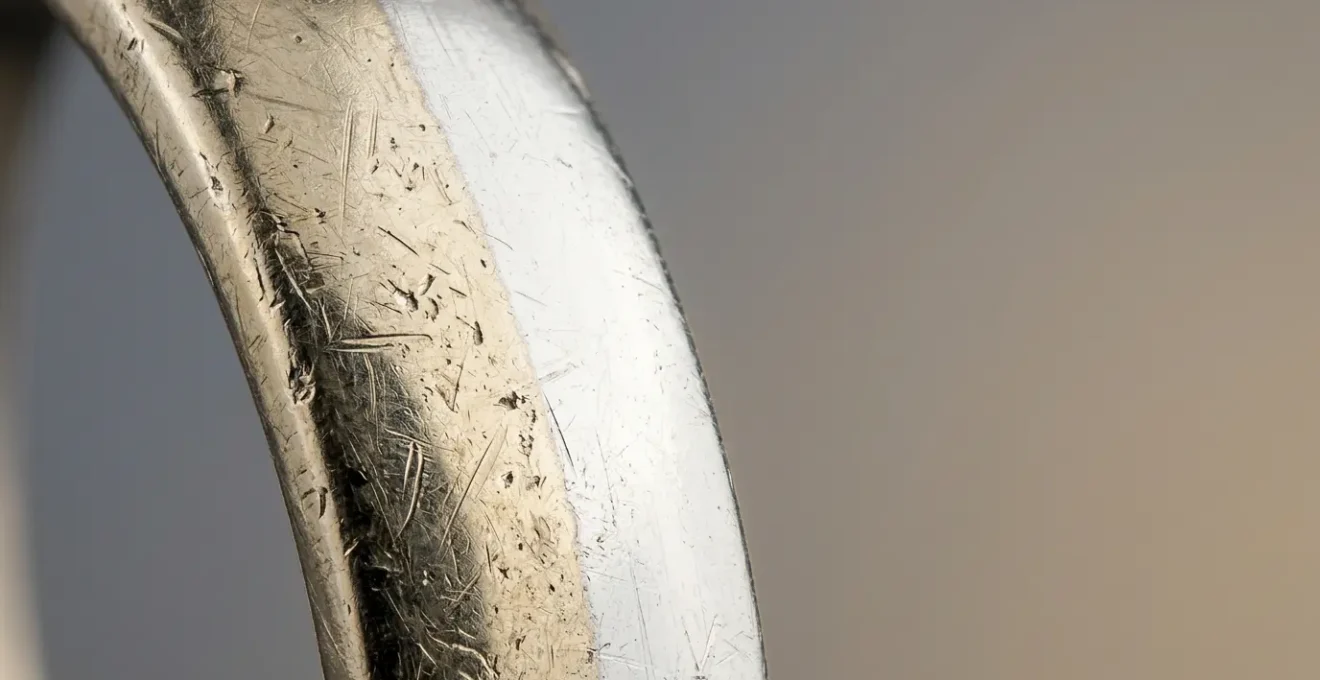 Nahaufnahme eines Weißgold-Rings mit sichtbaren Gelbverfärbungen neben einem frisch rhodinierten Ring