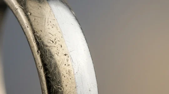 Nahaufnahme eines Weißgold-Rings mit sichtbaren Gelbverfärbungen neben einem frisch rhodinierten Ring